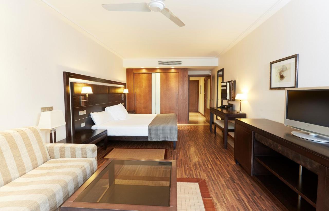 Insotel Fenicia Prestige Suites & Spa Santa Eularia des Riu Exteriör bild