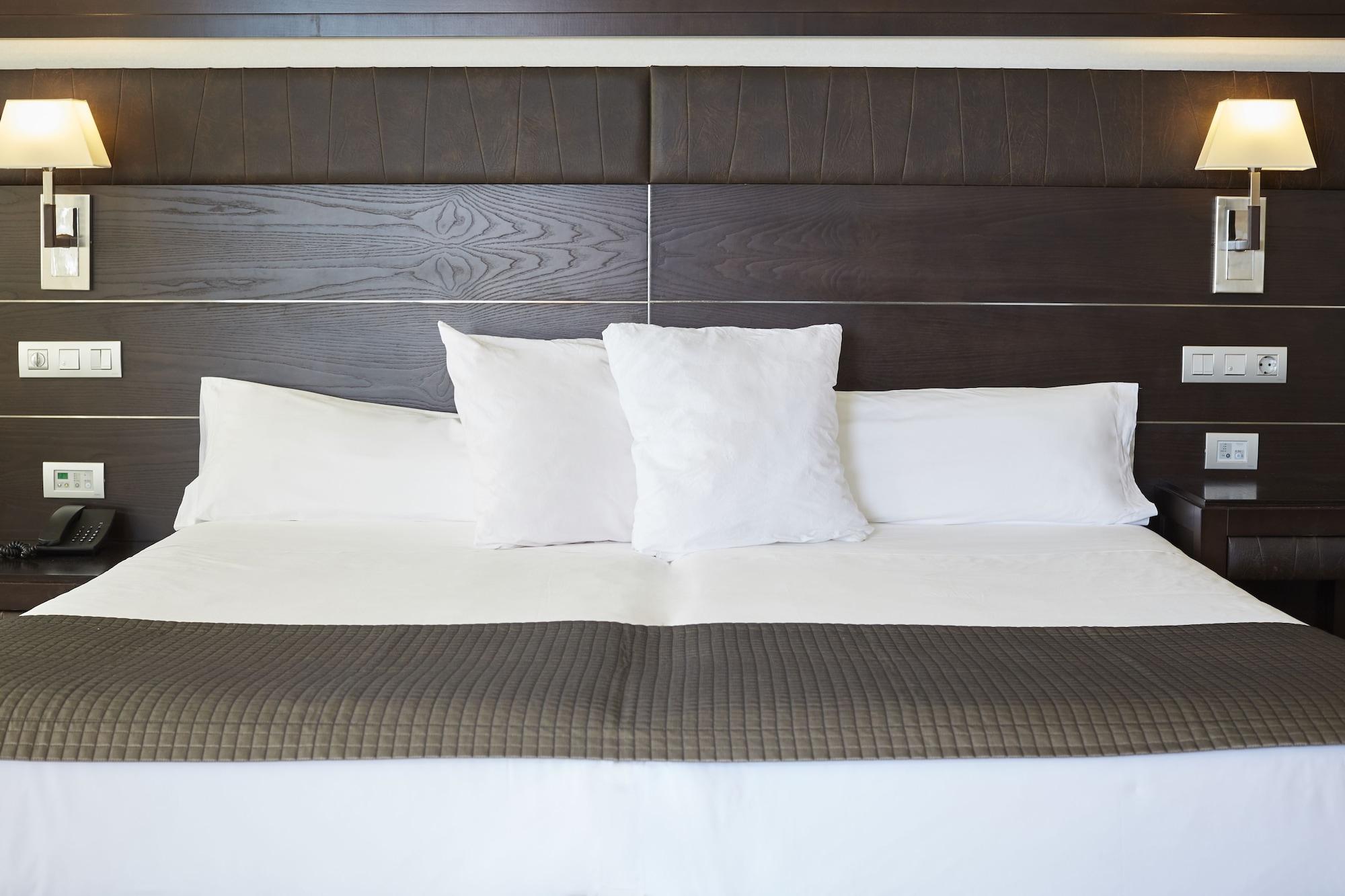 Insotel Fenicia Prestige Suites & Spa Santa Eularia des Riu Exteriör bild